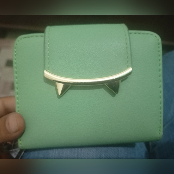 Cute Bi-fold wallet 💚 - Picture 6 of 9